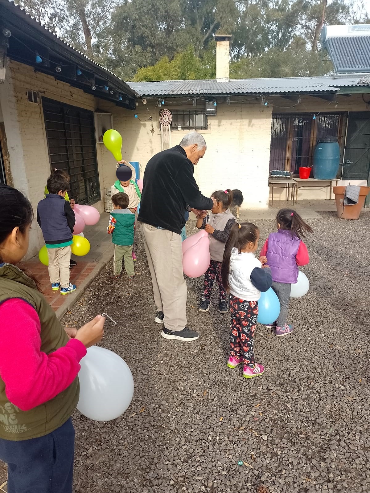 Visita recreativa y donación de alimentos, ropa y juguetes